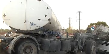 El vuelco de un camión bloqueó el paso vehicular cerca de Villa Gobernador Gálvez.