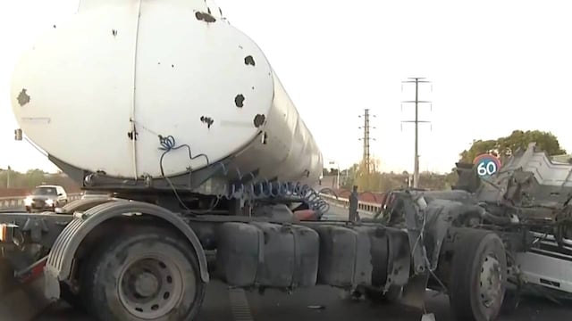 El vuelco de un camión bloqueó el paso vehicular cerca de Villa Gobernador Gálvez.