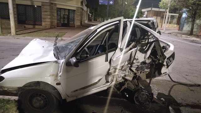 El auto quedó totalmente destruido (El Doce)