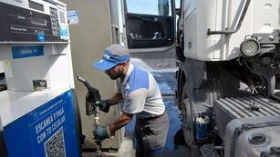 22 Marzo Mendoza Economía
Crisis en el combustible
Por el aumento de la demanda de gasoil para el transporte de cargas y maquinaria agrícola, sumado a un clima internacional más que tenso, generó faltantes  del combustible Diesel, y hoy se pueden ver los carteles en las estaciones de servicio con la leyenda: “No hay gasoil”, bocas de expendio cerradas y largas filas de camiones a la espera de los lugares en donde quedaban suministros
 Foto: Orlando Pelichotti / Los Andes