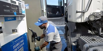 22 Marzo Mendoza Economía
Crisis en el combustible
Por el aumento de la demanda de gasoil para el transporte de cargas y maquinaria agrícola, sumado a un clima internacional más que tenso, generó faltantes  del combustible Diesel, y hoy se pueden ver los carteles en las estaciones de servicio con la leyenda: “No hay gasoil”, bocas de expendio cerradas y largas filas de camiones a la espera de los lugares en donde quedaban suministros
 Foto: Orlando Pelichotti / Los Andes
