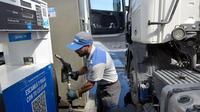 22 Marzo Mendoza Economía
Crisis en el combustible
Por el aumento de la demanda de gasoil para el transporte de cargas y maquinaria agrícola, sumado a un clima internacional más que tenso, generó faltantes  del combustible Diesel, y hoy se pueden ver los carteles en las estaciones de servicio con la leyenda: “No hay gasoil”, bocas de expendio cerradas y largas filas de camiones a la espera de los lugares en donde quedaban suministros
 Foto: Orlando Pelichotti / Los Andes