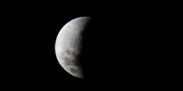 Eclipse lunar en el cielo de Córdoba. (Pedro Castillo / La Voz)