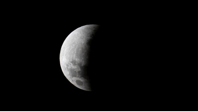 Eclipse lunar en el cielo de Córdoba. (Pedro Castillo / La Voz)