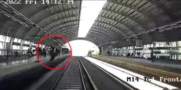 El momento en el que el hombre cae desmayado a las vías del tren.