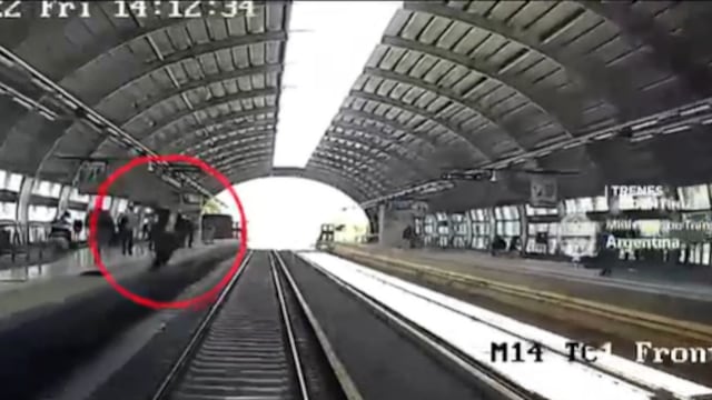 El momento en el que el hombre cae desmayado a las vías del tren.