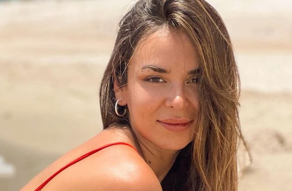 Jhen Núñez posó en microbikini desde la playa desde todos los ángulos