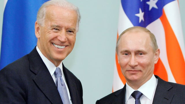 Biden y Putin, en 2011. (RIA Novosti, Alexei Druzhinin/Pool vía AP/Archivo)