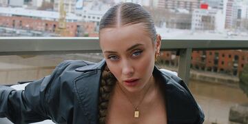 Tuli Acosta con un look total black.