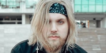 El joven de 29 años interpretó una versión acústica de "It's my life".