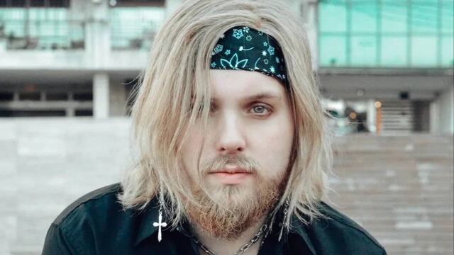 El joven de 29 años interpretó una versión acústica de "It's my life".
