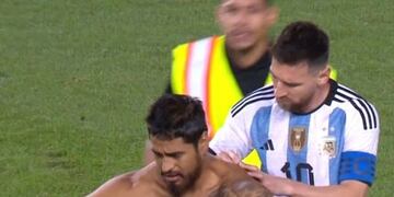 El hincha que entró a la cancha y le pidió el autógrafo a Messi.