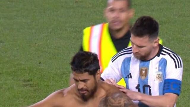 El hincha que entró a la cancha y le pidió el autógrafo a Messi.