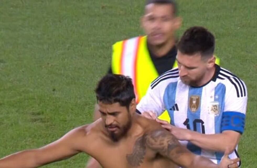 Cómo le quedó la espalda al hincha que saltó a la cancha y le pidió un autógrafo a Messi