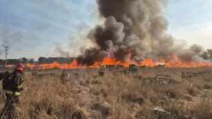 Bomberos contuvieron el incendio en La Calera. (Policía de Córdoba)