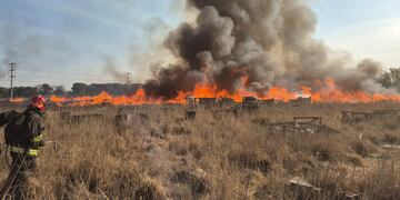Bomberos de Córdoba combaten incendios en una jornada con alerta por vientos y humo. (Policía de Córdoba)