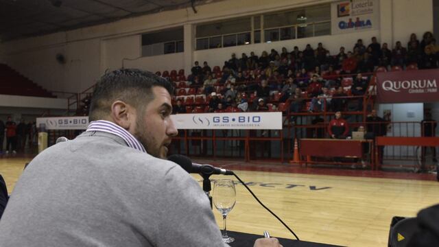 Juan Manuel Cavagliatto , blanco de insultos por las prohibiciones en los ingresos para el partido de Instituto este lunes (Ramiro Pereyra / La Voz).