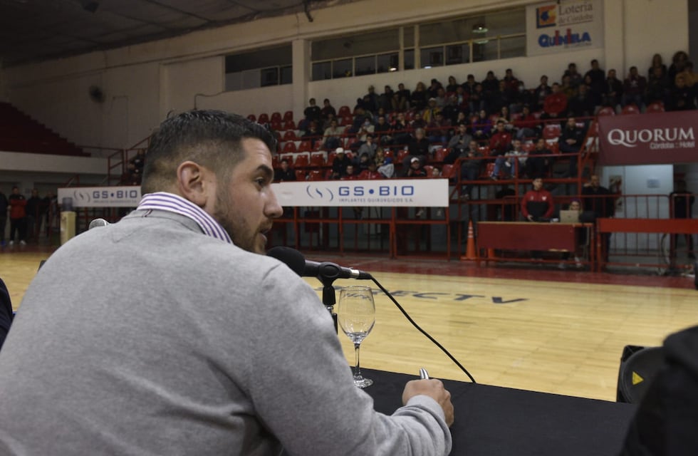Inesperado: incidentes en la sede de Instituto, con cánticos contra el presidente Cavagliatto