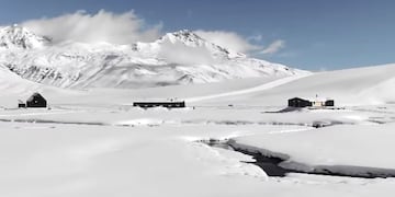 Rodeado de nieve, así espera la apertura el complejo invernal El Azufre.