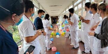 El equipo médico, compañeros de su hijo Juan médico del hospital en donde pasó 4 meses internado, esperan a Sebastián para celebrar el alta.