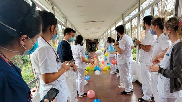 El equipo médico, compañeros de su hijo Juan médico del hospital en donde pasó 4 meses internado, esperan a Sebastián para celebrar el alta.