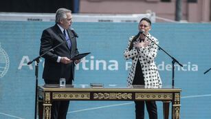 El presidente Alberto Fernández le tomó juramento a la funcionaria de San Luis, Ayelén Mazzina, una de las nuevas ministras del Gabinete. Foto Federico Lopez Claro