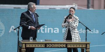 El presidente Alberto Fernández le tomó juramento a la funcionaria de San Luis, Ayelén Mazzina, una de las nuevas ministras del Gabinete. Foto Federico Lopez Claro
