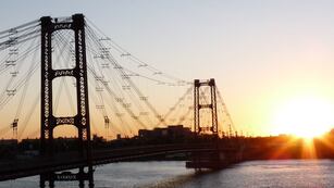El Puente Colgante tuvo diferentes formatos desde 1903. (Santa Fe Ciudad)