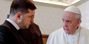 Papa Francisco intercambia palabras con el presidente ucraniano Volodymyr Zelensky durante una audiencia privada en el Vaticano.