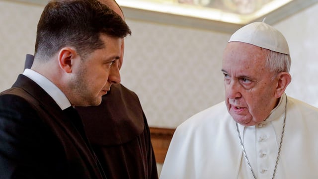 Papa Francisco intercambia palabras con el presidente ucraniano Volodymyr Zelensky durante una audiencia privada en el Vaticano.