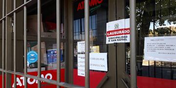 La Municipalidad le colocó la faja de clausura a la sucursal de Átomo en Emilio Mitre al 500. Foto Media Mendoza.