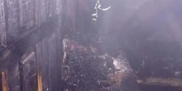 Incendio en Puerto Iguazú: tres familias afectadas y momentos de angustia entre vecinos.