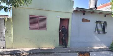 En la vivienda sobre calle 1849 al 6600 trabajó personal de la Brigada de Explosivos de la policía santafesina. (@somosrosariook)