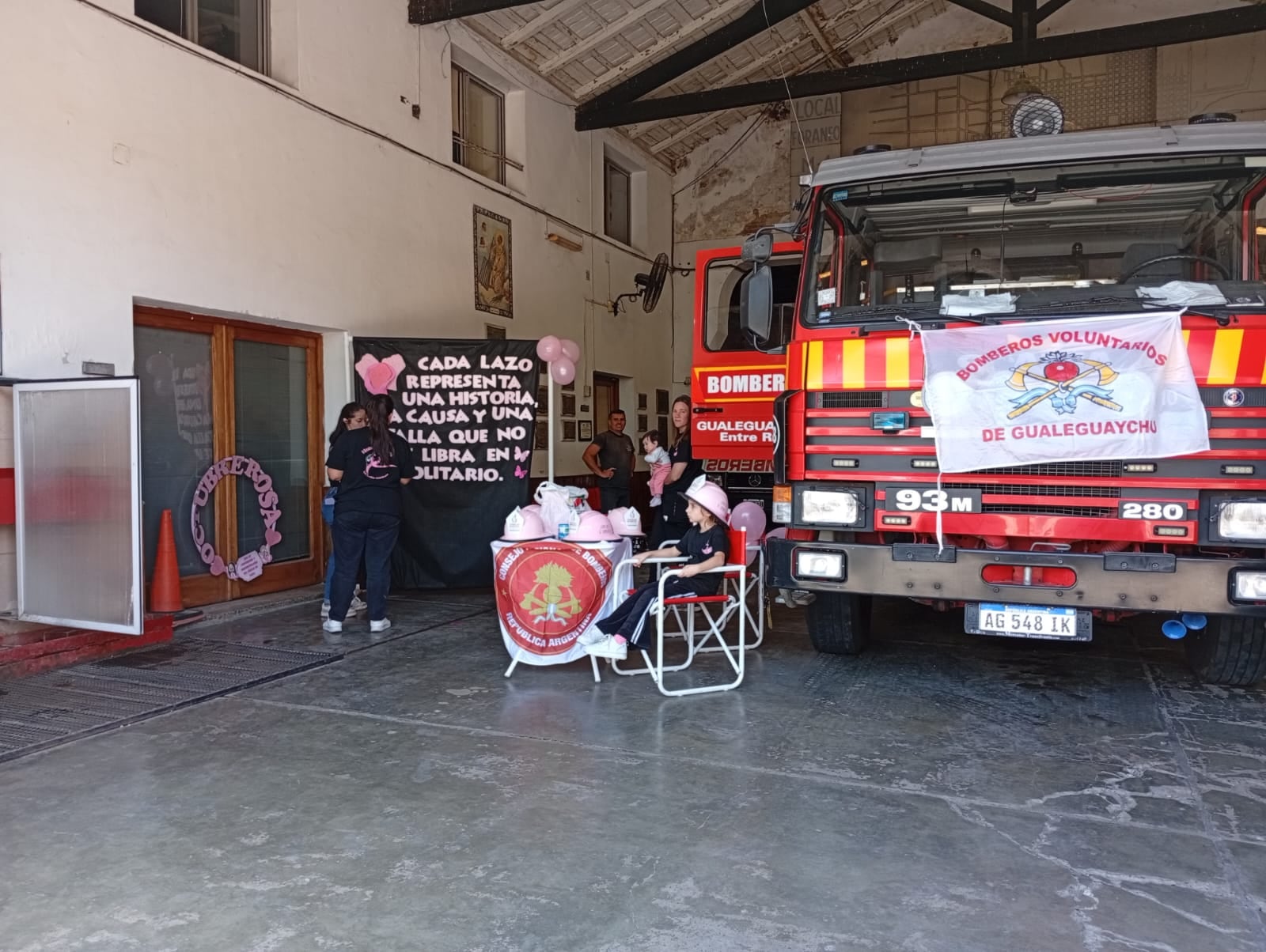 Bomberos de Gualeguaychú en una jornada rosa que invita a la conciencia