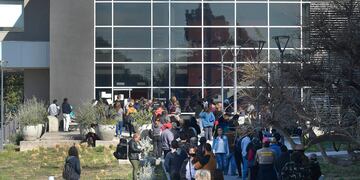 El ministerio de Salud informó que hasta la fecha en Mendoza se registraron 164.899 casos positivos confirmados Covid-19.. Orlando Pelichotti/Los Andes
