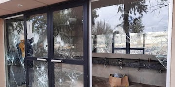 Destrozaron los nuevos baños en el teatro griego Chacho Santa Cruz.