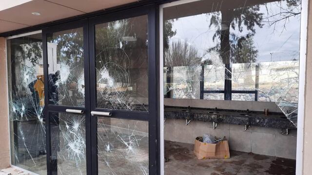 Destrozaron los nuevos baños en el teatro griego Chacho Santa Cruz.