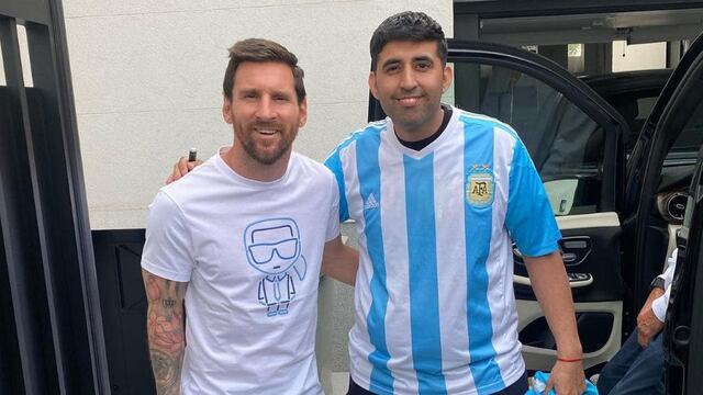 Lionel Messi recibió al peluquero Matías Rojas en la puerta de su casa.