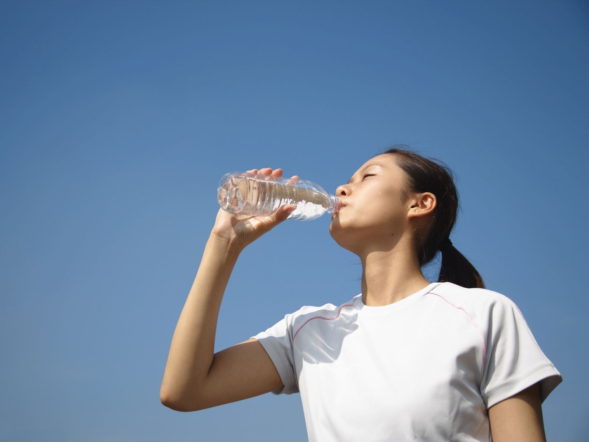 Ni un litro ni 8 vasos: cuánta agua debo tomar al día para que sea saludable