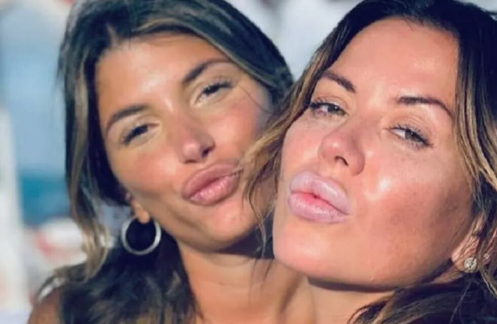 Karina Jelinek y Flor Parise desearon una feliz Navidad a sus seguidores en ropa interior