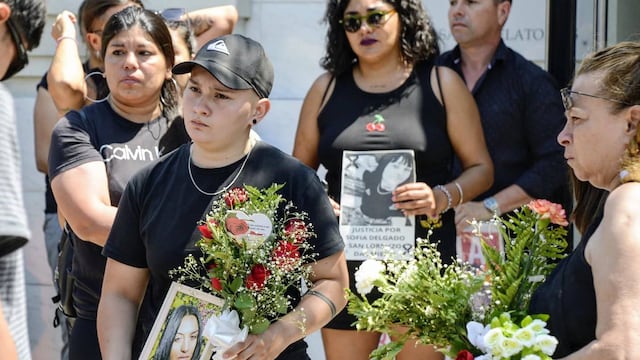 Parientes y amigos de la víctima llevaron flores y fotos al cementerio.