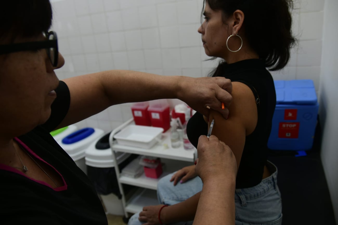 Vacunación por circulación de la nueva cepa de gripe H3N2 en el Hospital San Roque Viejo, Córdoba. (Ramiro Pereyra / La Voz)