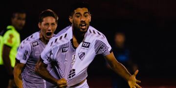 Recalde festeja el gol con el que Platense abrió el marcador ante Atlético de Rafaela