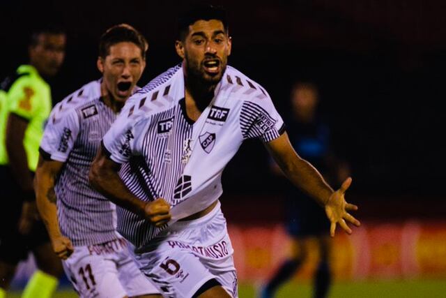 Recalde festeja el gol con el que Platense abrió el marcador ante Atlético de Rafaela