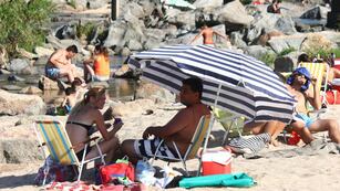 En la arena. El balneario Playas de Oro, uno de los rincones para atajarse del calor de ayer en Carlos Paz. (La Voz)