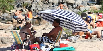 En la arena. El balneario Playas de Oro, uno de los rincones para atajarse del calor de ayer en Carlos Paz. (La Voz)