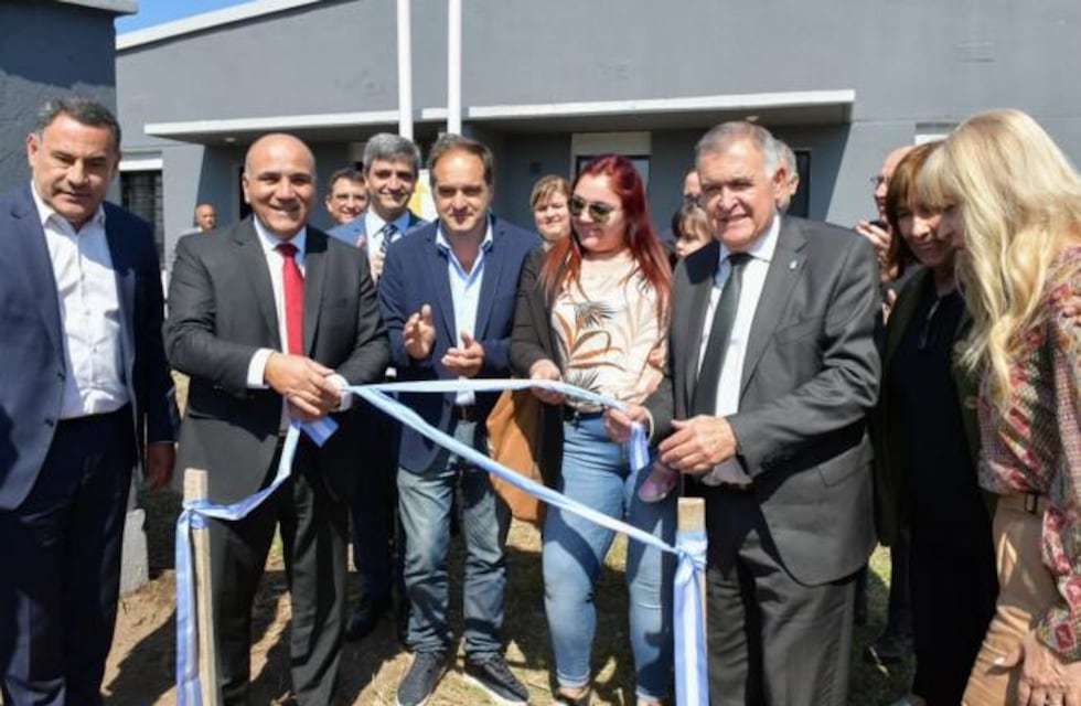 Jaldo y Manzur entregaron viviendas en Manantial Sur