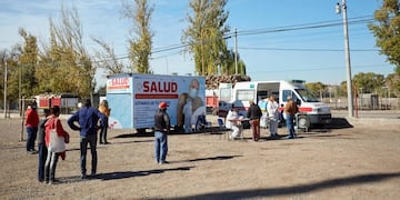 El móvil de la campaña Mas Salud ofrece sus servicios en la Plaza Marcos Burgos.