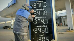 YPF aumentó los precios de los combustibles: así quedaron en Mendoza (Orlando Pelichotti / Los Andes)