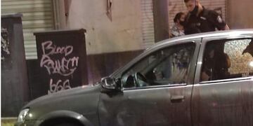 El Chevrolet Corsa gris resultó dañado por los balazos este lunes en Eva Perón y Larrea. (@ezequiellowden)
